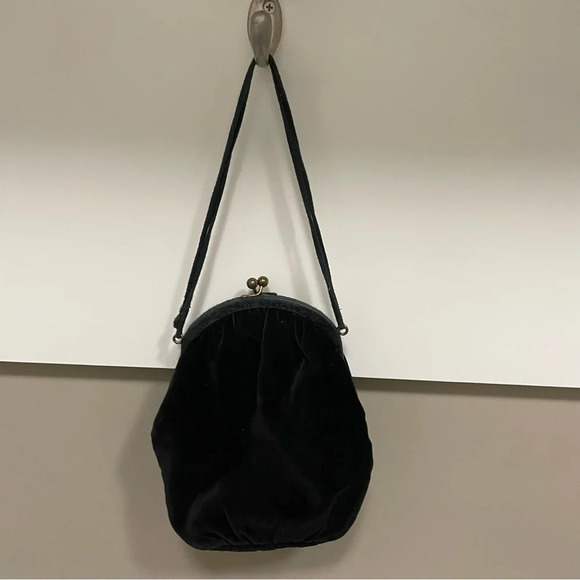 Vintage Clasp Opening Black Velvet  Purse - Picture 1 of 4